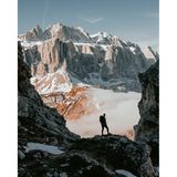 Das berühmte Gemälde "Wanderer über dem Nebelmeer" steht für Sehnsucht und Erhabenheit. Am Grödner Joch schafft Guerel Sahin mit Blick auf die winterliche Sellagruppe seine eigene, bildgewaltige Variante.