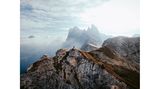 Einer der bekanntesten Fotospots der Dolomiten, gekonnt in Szene gesetzt: Die Seceda ist ein Wahrzeichen der Dolomiten und bietet eine großartige Sicht auf die Geislerspitzen (im Hintergrund).