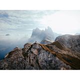 Einer der bekanntesten Fotospots der Dolomiten, gekonnt in Szene gesetzt: Die Seceda ist ein Wahrzeichen der Dolomiten und bietet eine großartige Sicht auf die Geislerspitzen (im Hintergrund).
