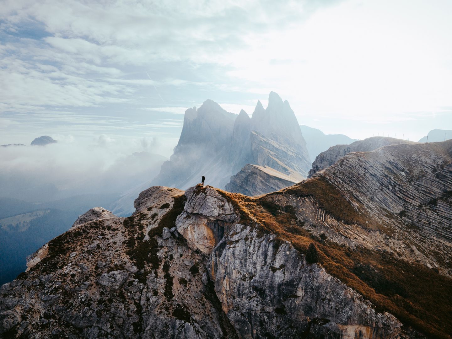 Einer der bekanntesten Fotospots der Dolomiten, gekonnt in Szene gesetzt: Die Seceda ist ein Wahrzeichen der Dolomiten und bietet eine großartige Sicht auf die Geislerspitzen (im Hintergrund).