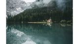 Der smaragdgrüne Pragser Wildsee ist ein echtes Naturwunder. Im stillen Wasser spiegelt sich eine kleine Kapelle.