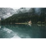 Der smaragdgrüne Pragser Wildsee ist ein echtes Naturwunder. Im stillen Wasser spiegelt sich eine kleine Kapelle.