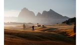 Der warme Glanz der Morgensonne und die weiche Nebeldecke auf der Seiser Alm kündigen den Start in einen neuen Tag an. 