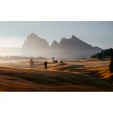 Der warme Glanz der Morgensonne und die weiche Nebeldecke auf der Seiser Alm kündigen den Start in einen neuen Tag an. 