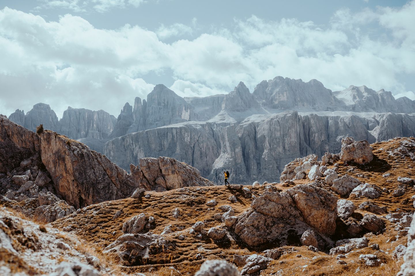 Das Cirjoch bietet einen herrlichen Blick auf die imposante Gesteinsmasse der Sellagruppe, einen plateauförmigen Bergstock in den Dolomiten. 