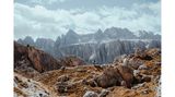 Das Cirjoch bietet einen herrlichen Blick auf die imposante Gesteinsmasse der Sellagruppe, einen plateauförmigen Bergstock in den Dolomiten. 