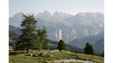 Das Sellajoch verbindet Gröden und das Fassatal. Durch Sahins Linse erscheint der Pass als grüne Oase vor schroffen Bergen.