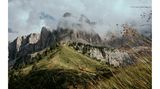 Das Grödner Joch verbindet Gröden und das Gadertal – ein verträumter Blick auf den malerischen Pass inmitten der Dolomiten.