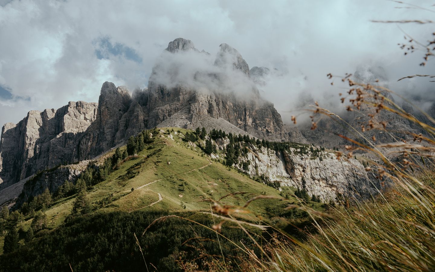 Das Grödner Joch verbindet Gröden und das Gadertal – ein verträumter Blick auf den malerischen Pass inmitten der Dolomiten.