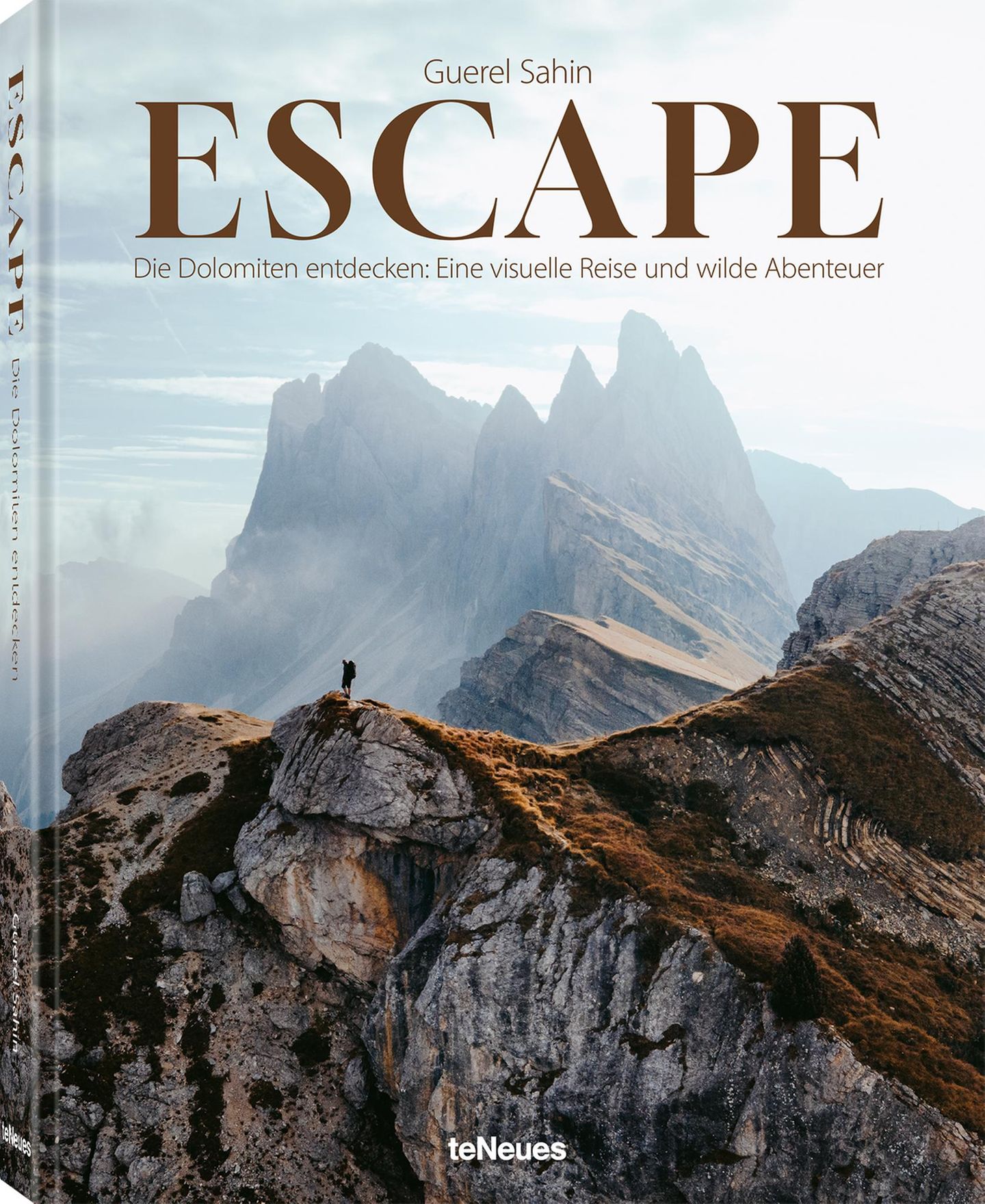 Bildband "Escape – Die Dolomiten entdecken: Eine visuelle Reise und wilde Abenteuer" Im Bildband "Escape – Die Dolomiten entdecken: Eine visuelle Reise und wilde Abenteuer" (erschienen im teNeues Verlag) zeigt Guerel Sahin nicht nur eindrucksvolle Fotos. Er teilt auch sein Insiderwissen aus zahllosen Touren durch die vorgestellte Region – und erklärt, wie Sie die porträtierten Orte am besten erreichen.