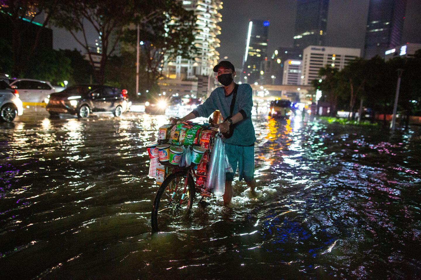 Straßenhändler im überschwemmten Jakarta: Wer zu den Auswirkungen des Klimawandels forscht, erlebt das oft selbst als psychisch belastend