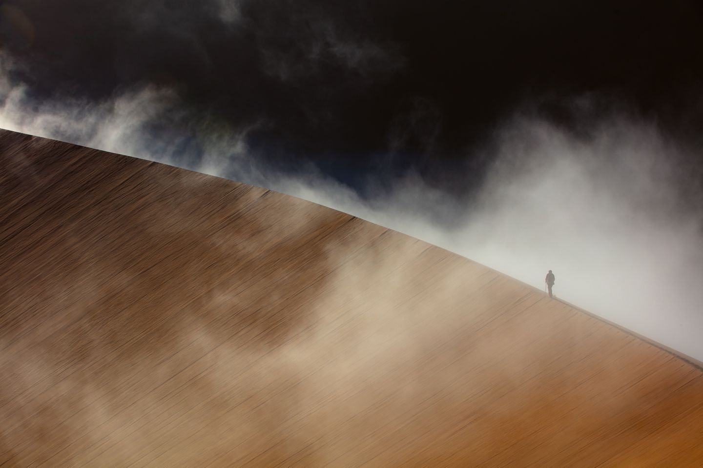 Namibias Sanddünen sind UNESCO-Weltnaturerbe und gehören mit mehr als 300 Meter Höhe zu den größten der Welt. Eingebettet in die älteste Wüste der Erde, die Namib, sind sie ein beliebtes Ziel für Landschaftsfotografen.