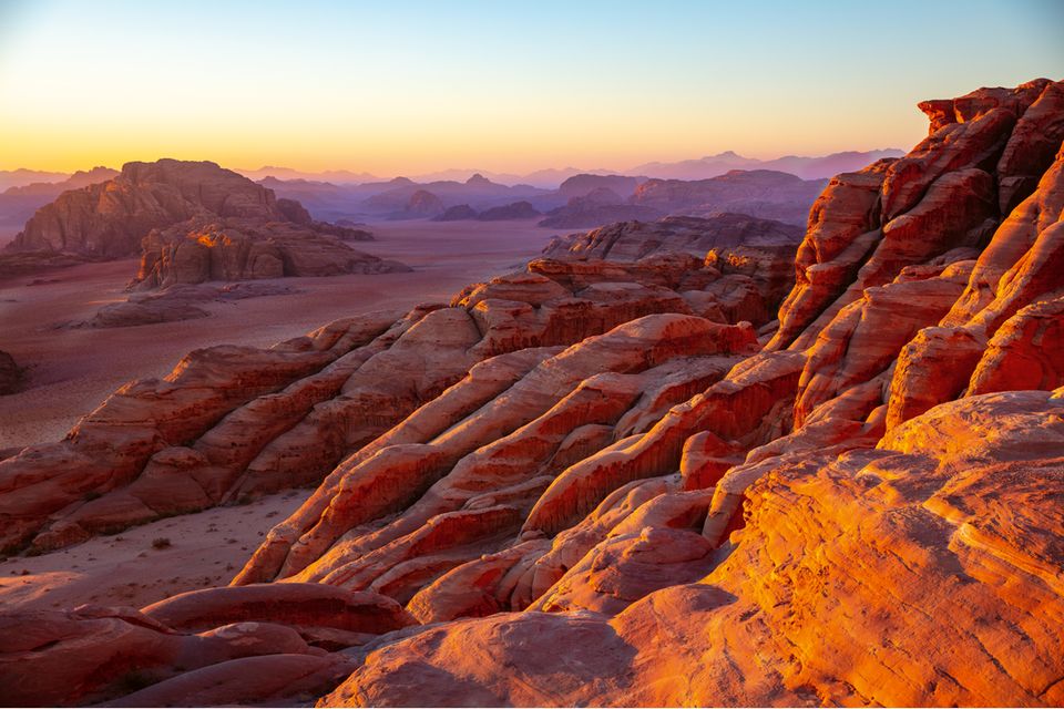 Das Wadi Rum in Jordanien ist auch als "Tal des Mondes" bekannt. Bizarre Felsformationen und weite rote Sandflächen dienten schon Filmen wie "Star Wars" oder "Dune" als Kulisse.