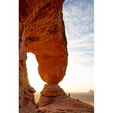 Das natürliche Felsentor in der Nefud-Wüste erzählt von der unermüdlichen Kraft der Elemente: Geformt von Wind und Wetter ragt es wie ein Monument aus dem Felsen. Die Wüste Nefud ist nicht nur ein Ort von wilder Schönheit, sondern hat auch paläoanthropologische Bedeutung: Einst war sie seenreiches Grasland, das schon vor Hundertausenden Jahren Frühmenschen aus Afrika anzog.