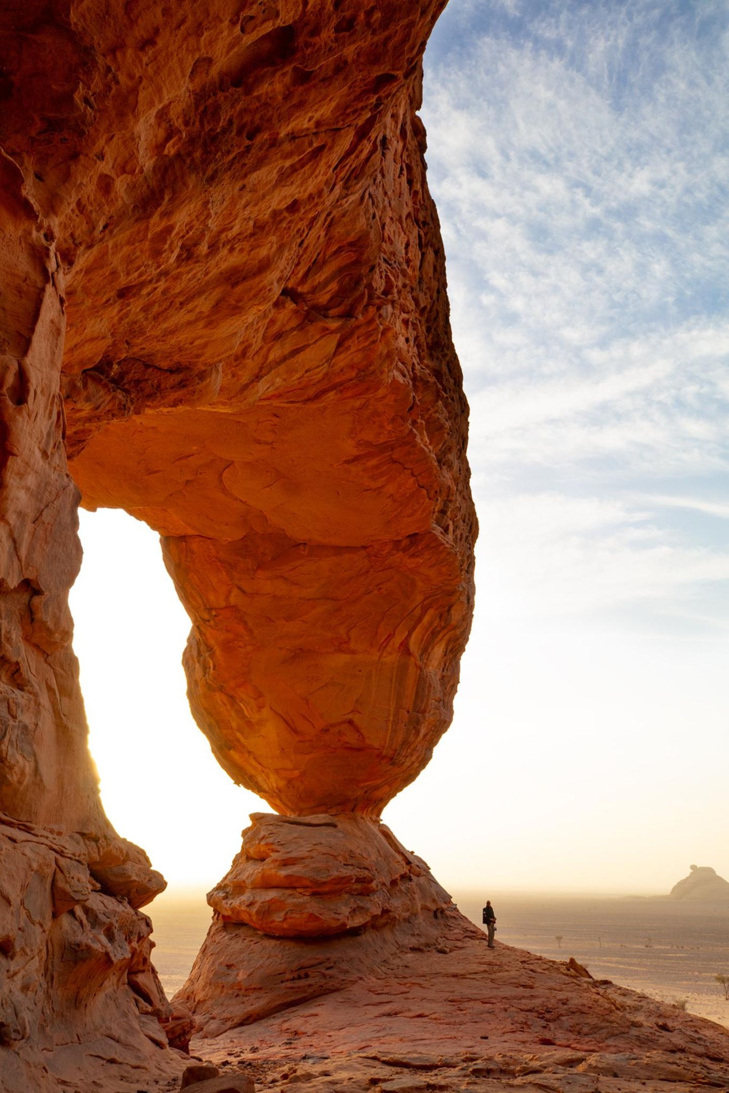 Das natürliche Felsentor in der Nefud-Wüste erzählt von der unermüdlichen Kraft der Elemente: Geformt von Wind und Wetter ragt es wie ein Monument aus dem Felsen. Die Wüste Nefud ist nicht nur ein Ort von wilder Schönheit, sondern hat auch paläoanthropologische Bedeutung: Einst war sie seenreiches Grasland, das schon vor Hundertausenden Jahren Frühmenschen aus Afrika anzog.