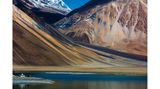 Umgeben von schroffen Felsen und schneebedeckten Gipfeln: Der 134 Kilometer lange Pangong-See in der Hochgebirgswüste des Himalaya wird ausschließlich von Regen- und Schmelzwasser gespeist. Man bezeichnet ihn auch als "See der wechselnden Farben", weil er je nach Sonneneinstrahlung blau oder grünlich schimmert.