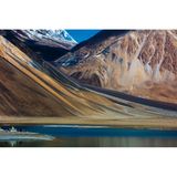 Umgeben von schroffen Felsen und schneebedeckten Gipfeln: Der 134 Kilometer lange Pangong-See in der Hochgebirgswüste des Himalaya wird ausschließlich von Regen- und Schmelzwasser gespeist. Man bezeichnet ihn auch als "See der wechselnden Farben", weil er je nach Sonneneinstrahlung blau oder grünlich schimmert.