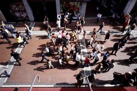 Passanten und Fussgänger in der Grafton Street in Dublin IRL