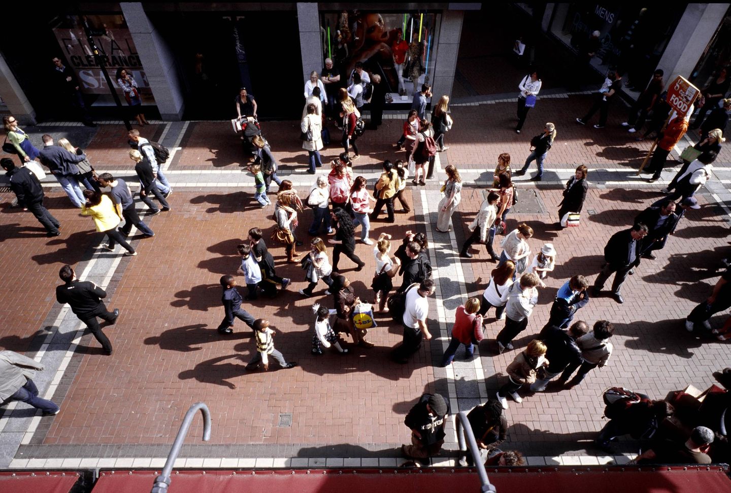 Passanten und Fussgänger in der Grafton Street in Dublin IRL