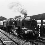 Der Orient Express steht in Paris am Bahnhof
