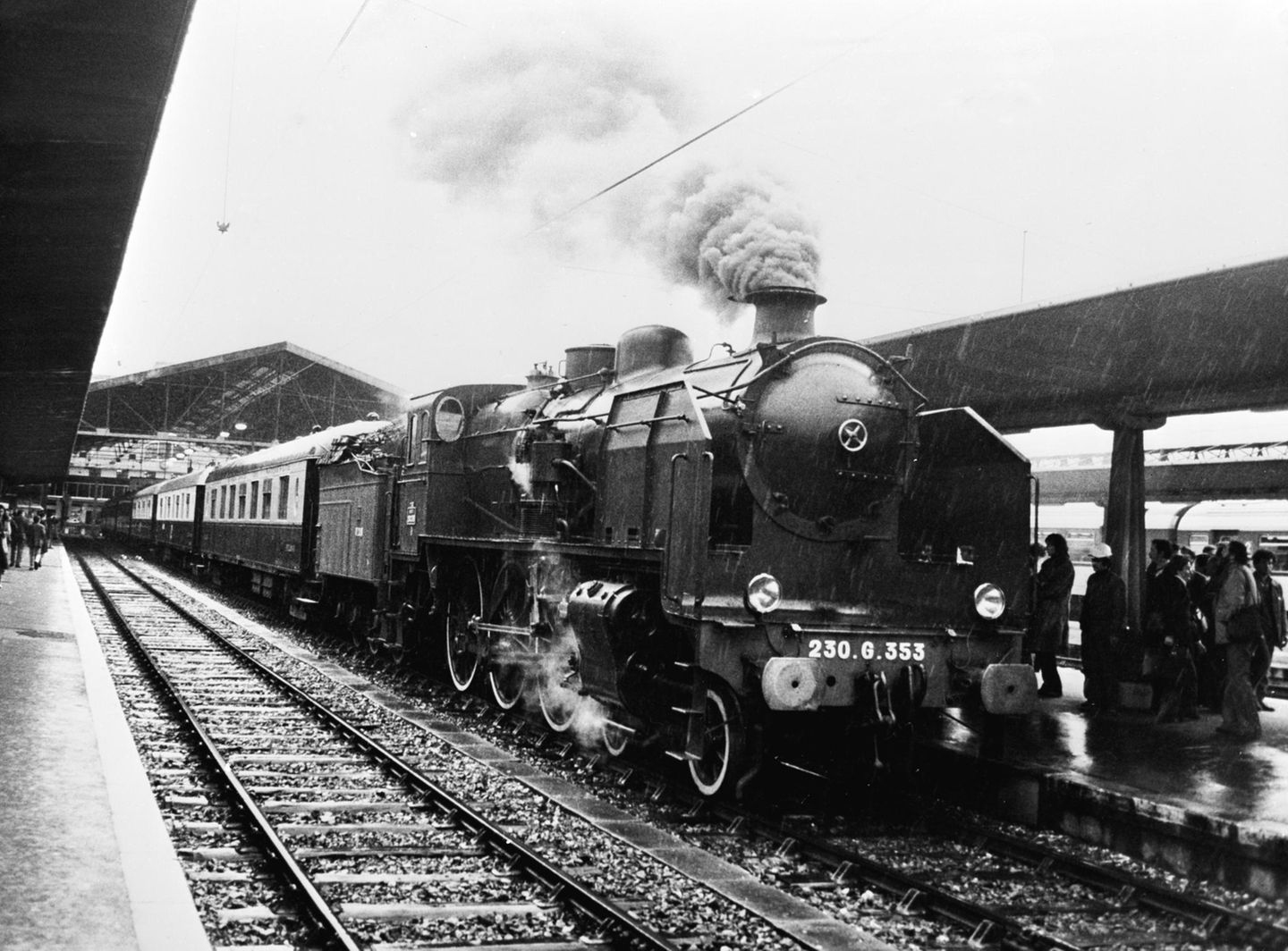 Der Orient Express steht in Paris am Bahnhof