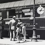 Passagiere stehen auf dem Bahnsteig