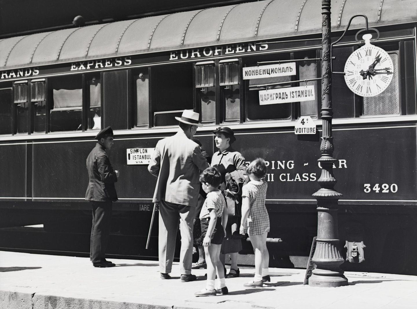 Passagiere stehen auf dem Bahnsteig