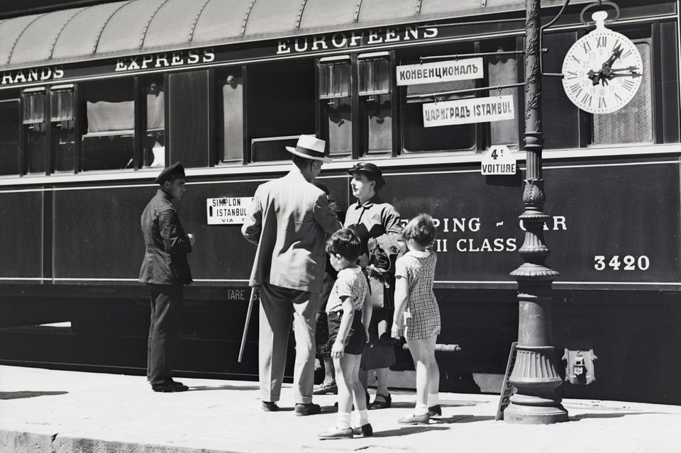 Passagiere stehen auf dem Bahnsteig 1.3483