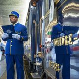 Ein Mitarbeiter steht vor dem Zugeingang