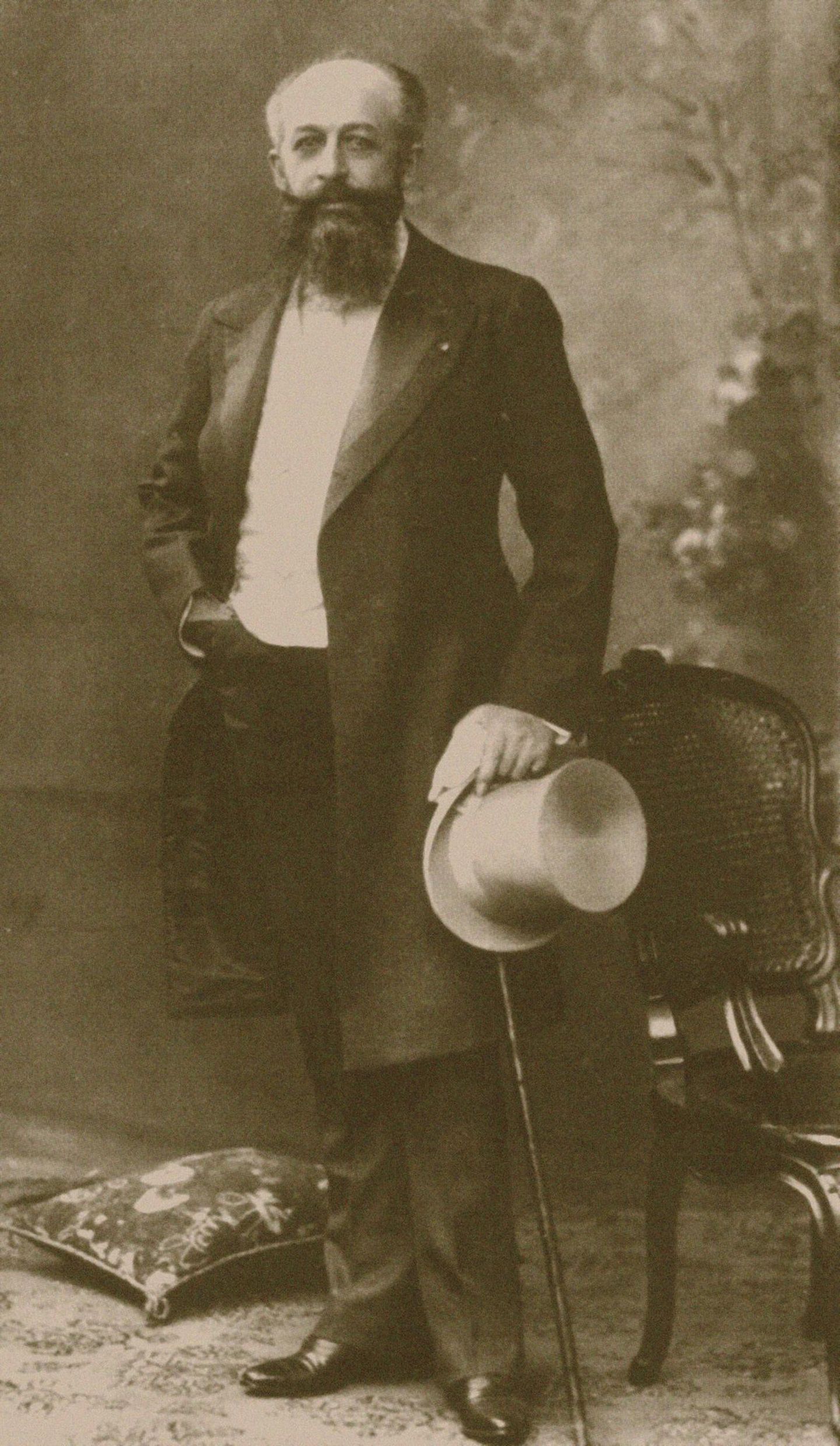 Unglückliche Liebe macht erfinderisch Georges Nagelmackers (Ein Mann mit Halbglatze und langen Bart steht im Frack angelehnt an einen Stuhl)
