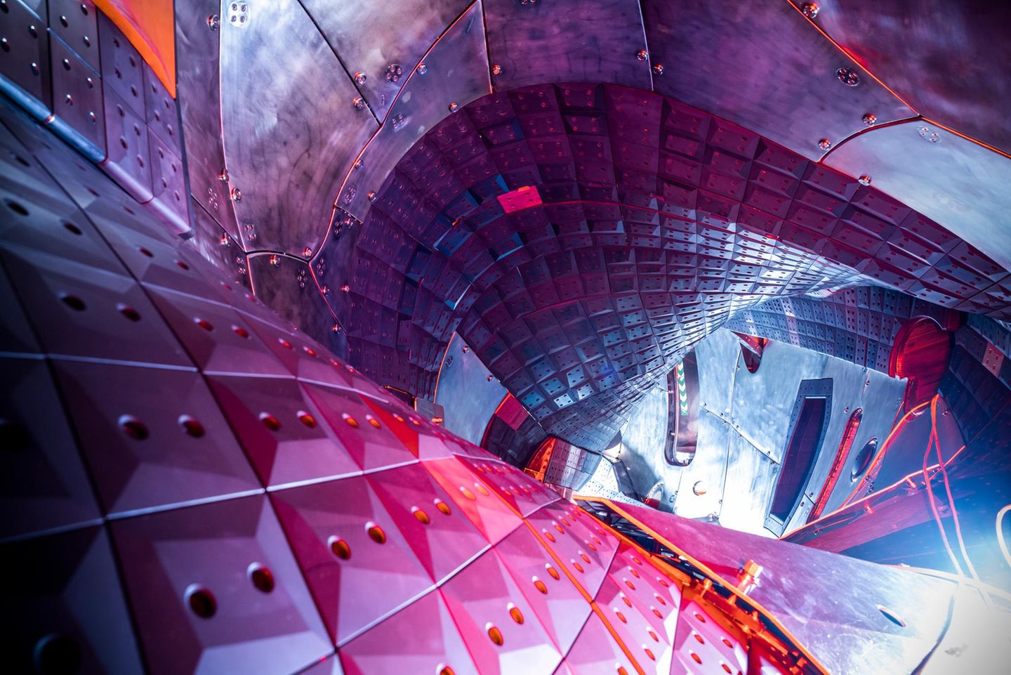 Blick in das Plasmagefäß nach Umbauarbeiten im November 2021