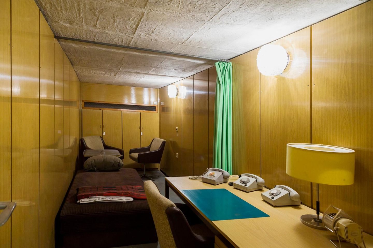 Bunkeranlage Lübschützer Teiche: Im Reich der Stasi Raum mit Bett und Telefonen