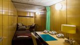 Raum mit Bett und Telefonen