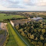 Blick von oben auf bewachsene Bunkeranlage Valentin