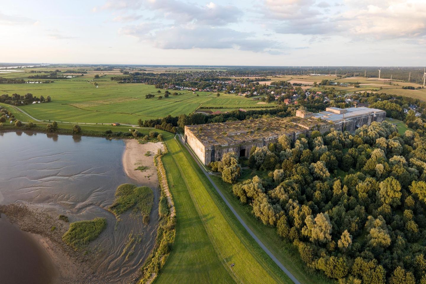 Bunker Valentin: U-Boote für die Nazis Blick von oben auf bewachsene Bunkeranlage Valentin