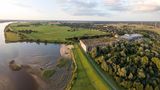 Blick von oben auf bewachsene Bunkeranlage Valentin