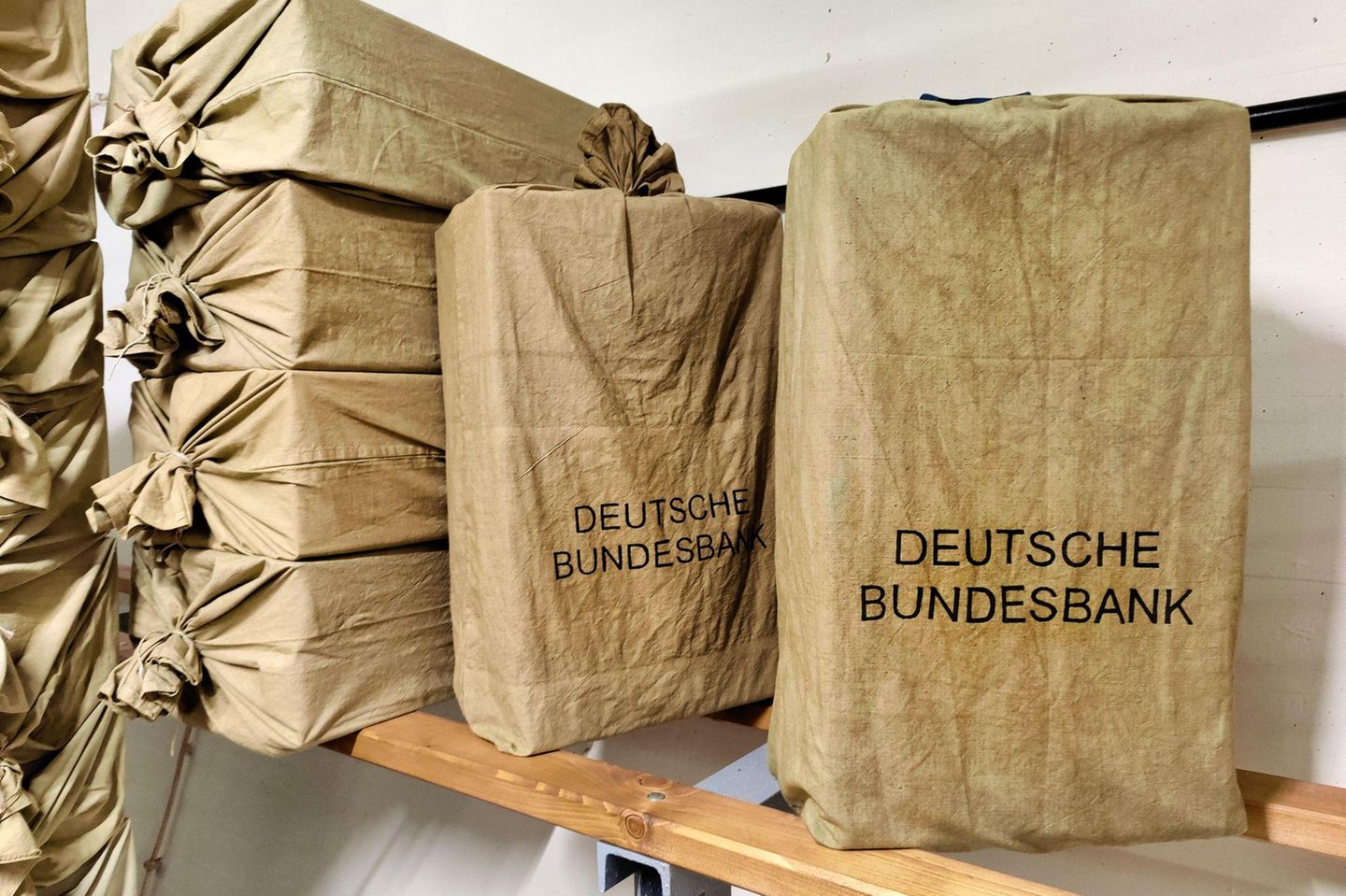 Säcke mit Geld der Deutschen Bundesbank