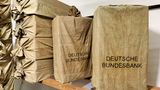 Säcke mit Geld der Deutschen Bundesbank