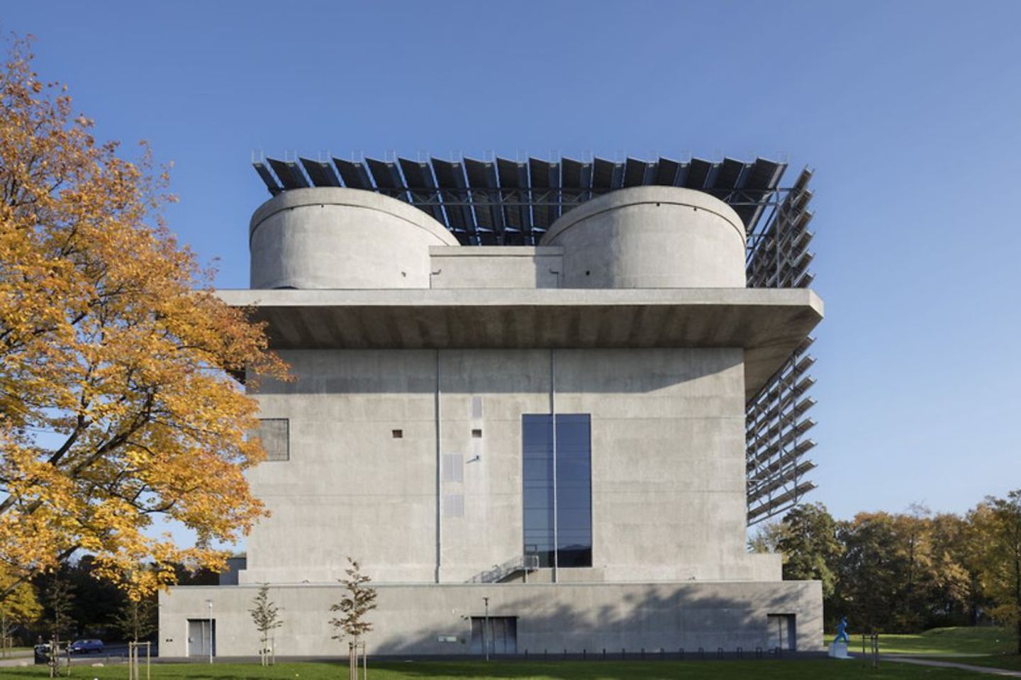 Solarpaneele an Bunkerfassade