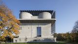 Solarpaneele an Bunkerfassade