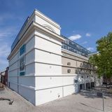 Weißes Gebäude mit Glasfassade