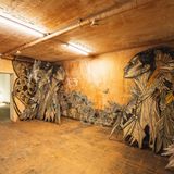 An den Wänden eines Bunkers ist ein Kunstwerk zu sehen