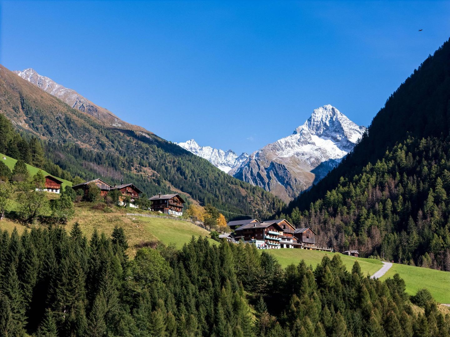 Bauernhöfe im Weiler Oberlesach im Ortsteil Kals Lesach im Hintergrund der Gipfel des Glödis