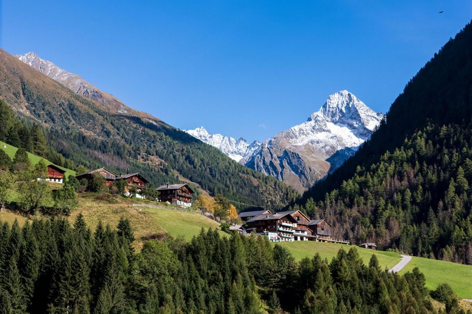 Bauernhöfe im Weiler Oberlesach im Ortsteil Kals Lesach im Hintergrund der Gipfel des Glödis 1.3333