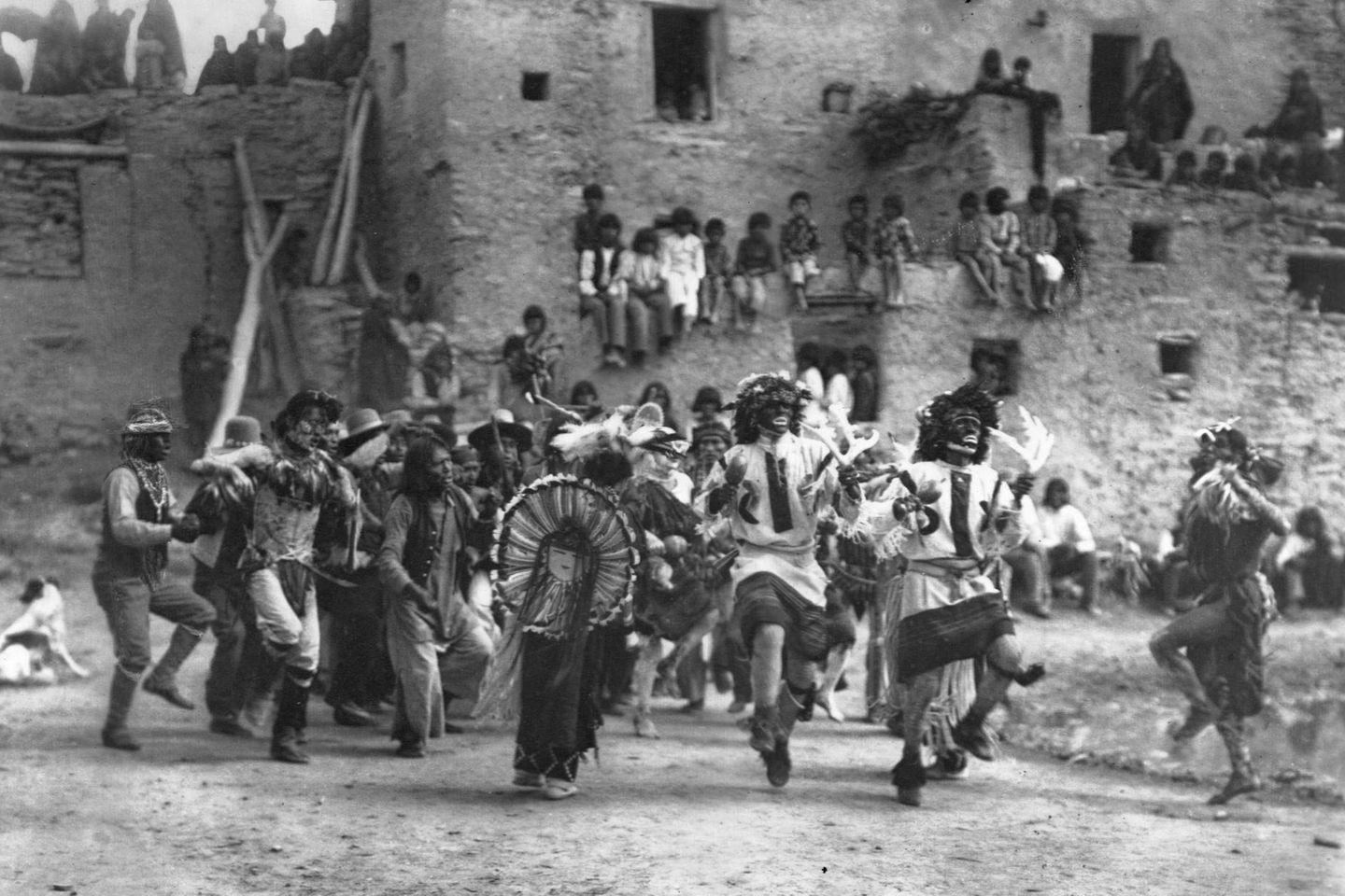 Meskalin: Rituale mit der Kraft des Kaktus Männer in Arizona beim Büffeltanz, 1921