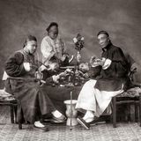 Chinesische Männer rauchen Opium