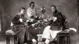 Chinesische Männer rauchen Opium