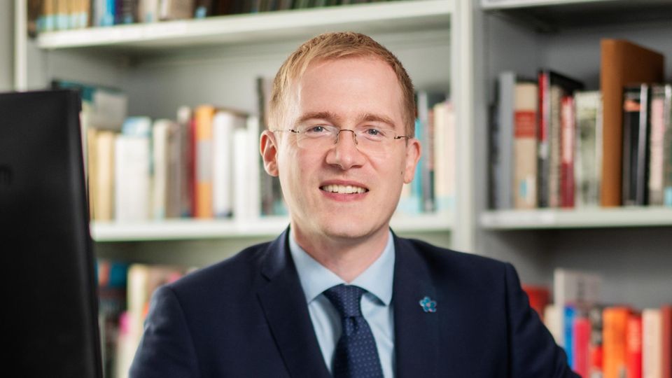 Christian Lübcke blickt in kamera Christian Lübcke blickt in kamera