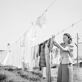 Eine Frau hängt die Wäsche auf