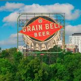 Werbeschild mit riesigem Kronkorken